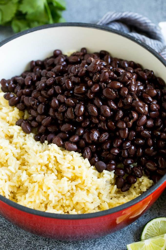 Rezept für Schwarze Bohnen und Reis | Kubanische Schwarze Bohnen | Bohnen und Reis #Bohnen #Reis #SchwarzeBohnen #Beilage #glutenfrei #Abendessen #ahurt Gekochter Reis und schwarze Bohnen in einem Topf.