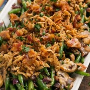Diese grünen Bohnen werden in einer Ranch-Butter-Sauce gekocht und mit knusprigen Zwiebeln und Speck belegt. Viel besser als grüner Bohnenauflauf!