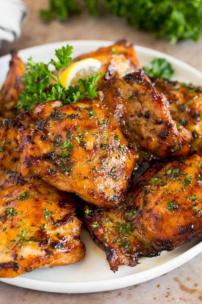 Hähnchenschenkel mit aromatischer Marinade auf dem Grillrost, knusprig gebraten und goldbraun.
