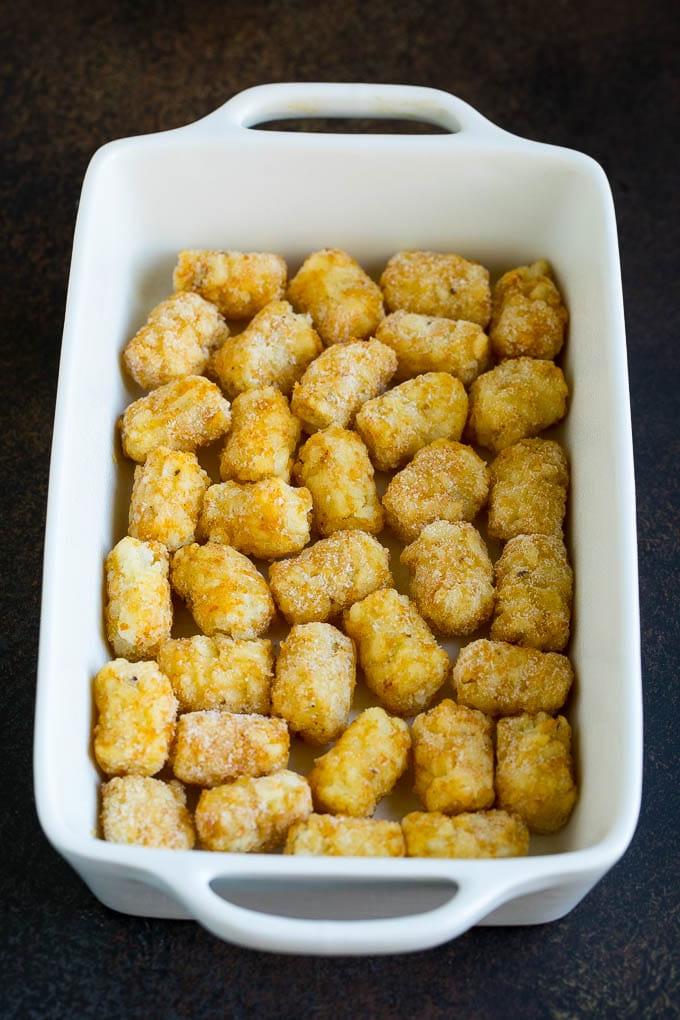 Wurst-Ei-Auflauf Rezept | Ei-Auflauf #Eier #Wurst #Kartoffel #Käse #Auflauf #Frühstück #Brunch #ahurt Kartoffel-Tots in einer Auflaufform.