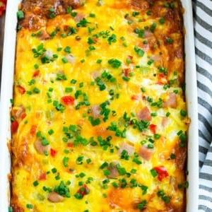 18 Schinkenreste-Rezepte 4 Hash Brown Eierauflauf mit Schinken, Gemüse und Käse.