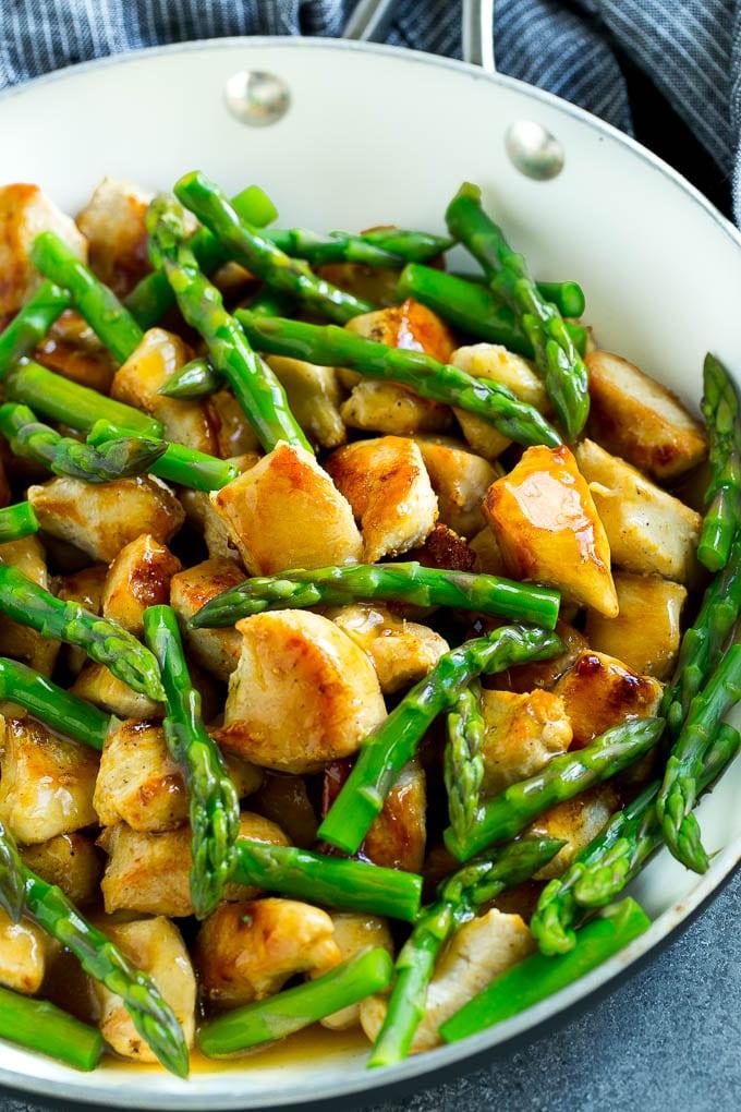 Hähnchen-Spargel-Wok in einer herzhaften braunen Sauce.