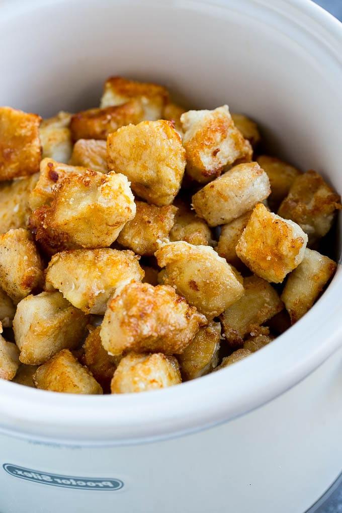 Paniertes Hähnchen im Slow Cooker ist die Basis für Orangen-Hähnchen.