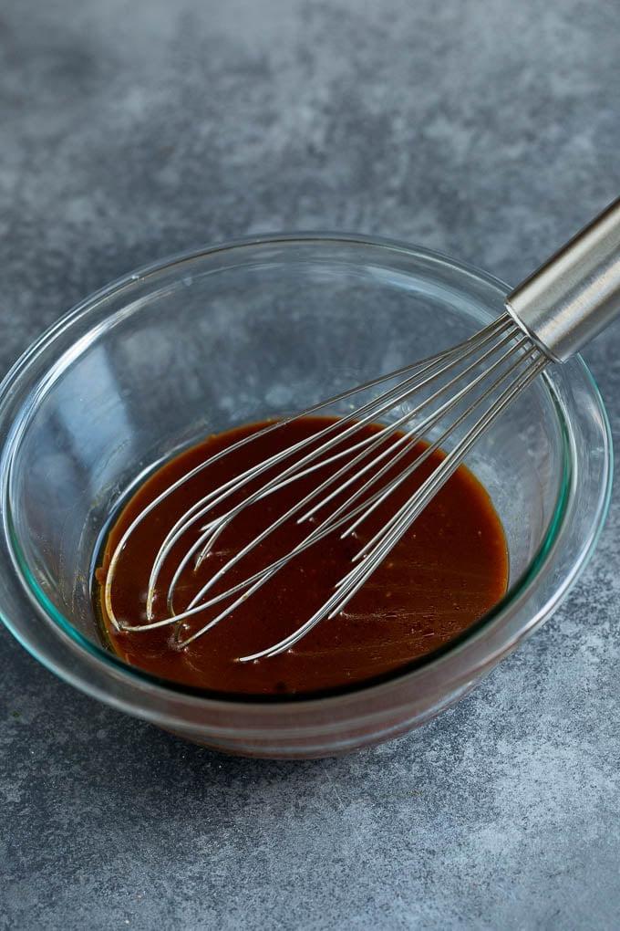 Asiatischer Krautsalat Rezept - Dressing-Vorbereitung Eine Schüssel hausgemachtes Sesam-Ingwer-Dressing.