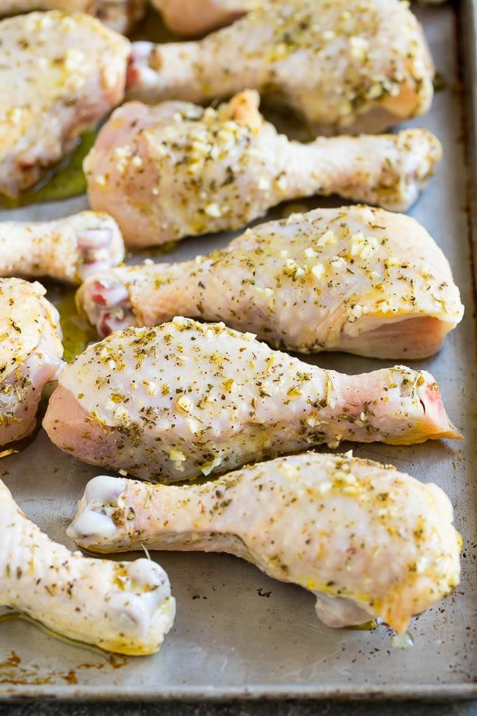 Rezept für Gebackene Hähnchenschenkel | Gebratene Hähnchenschenkel | Knoblauch-Kräuter-Hähnchen #abendessen #hähnchen #knoblauch #glutenfrei #lowcarb #keto #cleaneating #ahurt Marinierte Hähnchenschenkel auf einem Backblech, bereit für den Ofen. Die perfekte Vorbereitung für ein köstliches Ofenhähnchen.