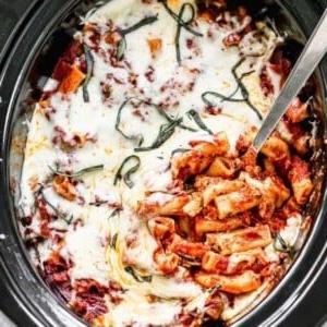 14 Slow Cooker Nudelrezepte 4 Ein Bild von Crock-Pot gebackenem Ziti.