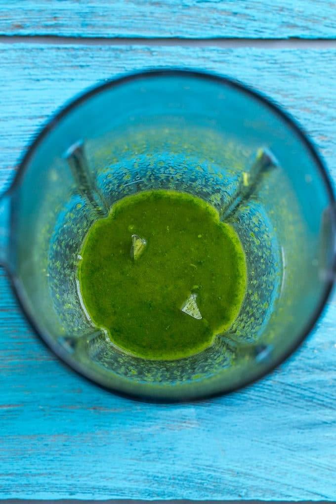 Koriander-Limetten-Hähnchen | Gegrilltes Hähnchen #hähnchen #grillen #koriander #limette #abendessen #ahurt Pürierte Koriandersauce im Mixer.