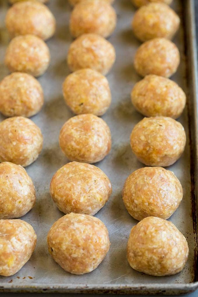 Rezept für Hähnchenfrikadellen | Gebackene Fleischbällchen #hähnchen #fleischbällchen #abendessen #abendessenimzoo #wohlfühlessen Hähnchenhackfleisch mit Kräutern und Gewürzen, zu Kugeln gerollt.