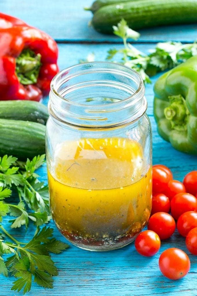 Spaghetti Salat Rezept | Nudelsalat | Partyrezept | Einfacher Nudelsalat #spaghetti #pasta #salad #ahurt Hausgemachtes italienisches Dressing in einem Glas.