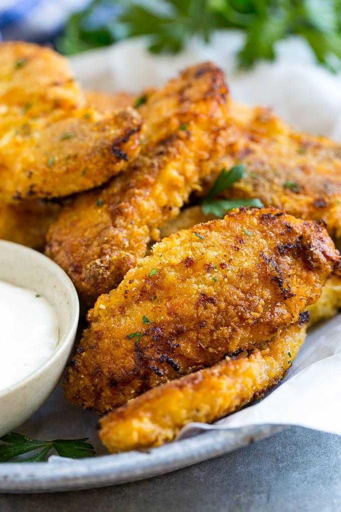 Baked Fried Chicken Recipe | Oven Fried Chicken | Baked Chicken Fingers | Crispy Chicken Fingers #chicken #friedchicken #bakedchicken #ovenfriedchicken #chickenfingers #dinner #ahurt Gebackene Ofen-Hähnchenfinger in einer Schüssel mit einer Beilage Ranch-Dressing.