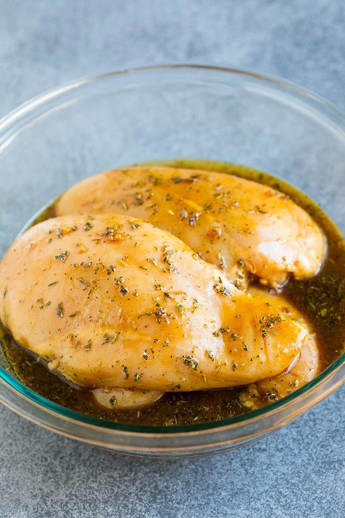 Hähnchenbrüste in einer würzigen Marinade.