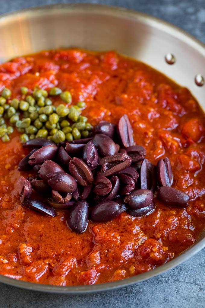 Tomatensauce mit Oliven und Kapern obendrauf.