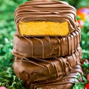 Ein Stapel Erdnussbutter-Eier, überzogen mit Schokolade.