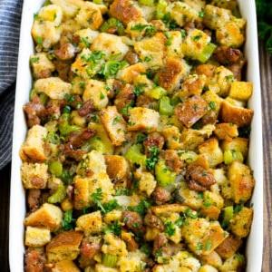 Eine Backform mit Wurstfüllung, zubereitet mit italienischer Wurst, Brotwürfeln und Gemüse.
