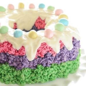 Ein Bild eines Rice Krispie Osterkuchens mit Frosting.