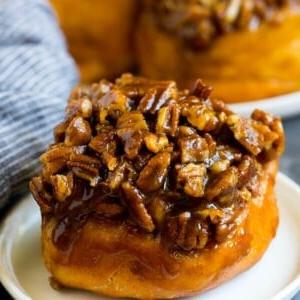Sticky Buns, belegt mit Karamell und Pekannüssen.