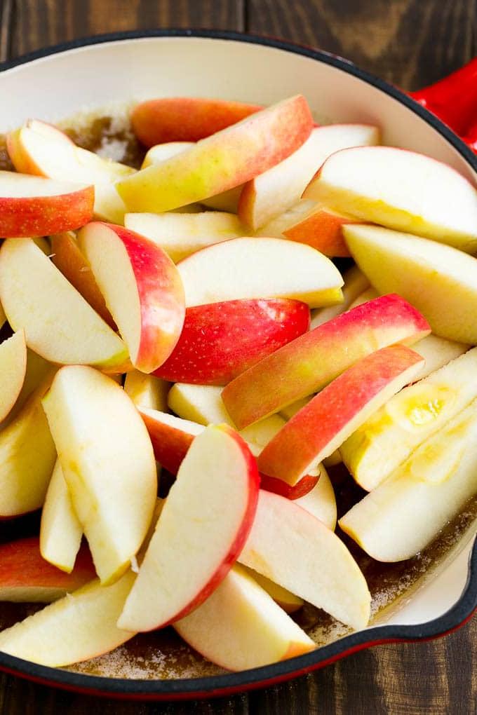 Rezept für Gebratene Äpfel | Sautierte Äpfel | Zimt-Zucker-Äpfel | Eine Süße Beilage oder Dessert für den Herbst Geschnittene Äpfel in einer Pfanne mit Butter, Zucker und Zimt.
