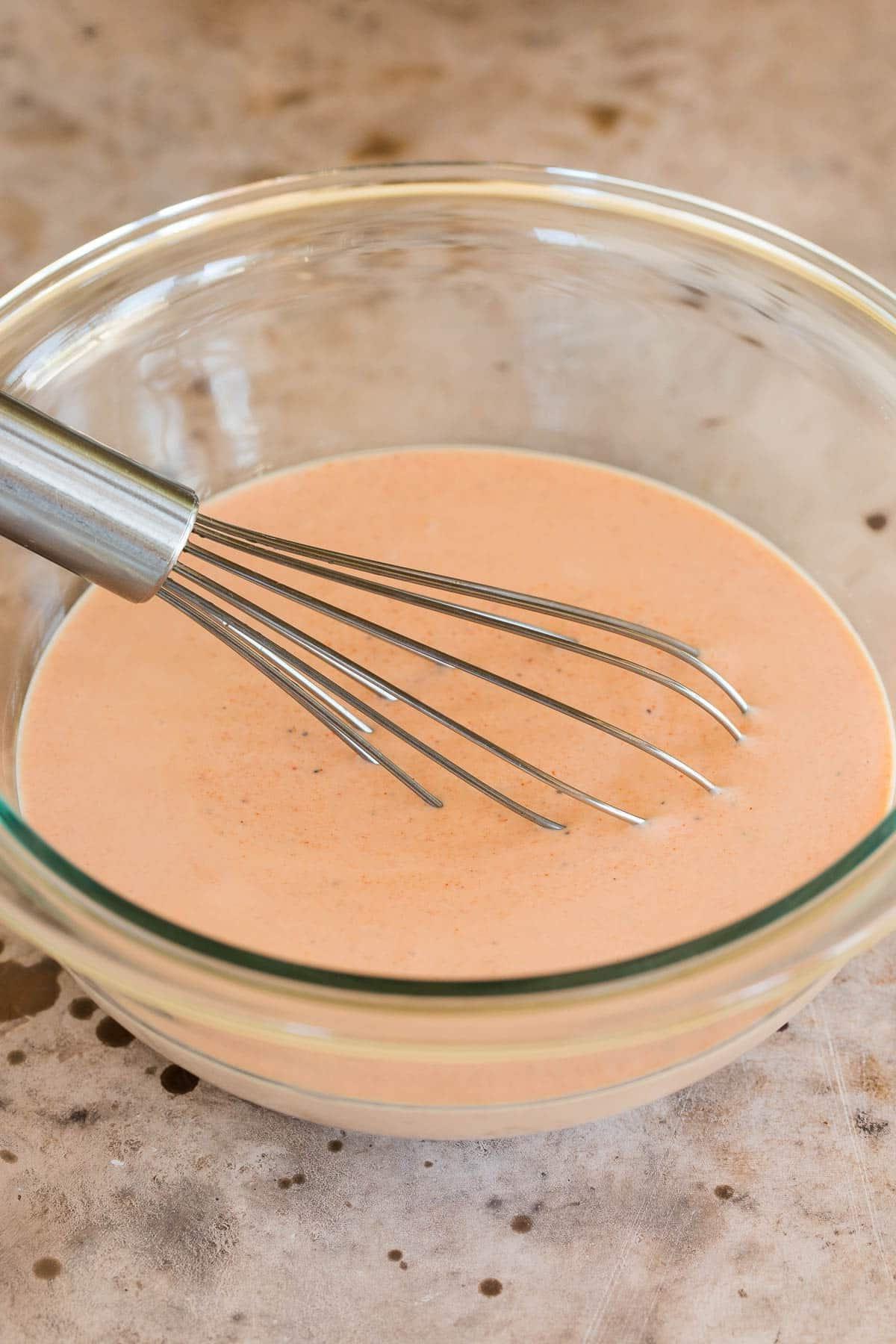 Yum Yum Sauce Rezept 5 Eine Schale Sauce mit einem Schneebesen darin.