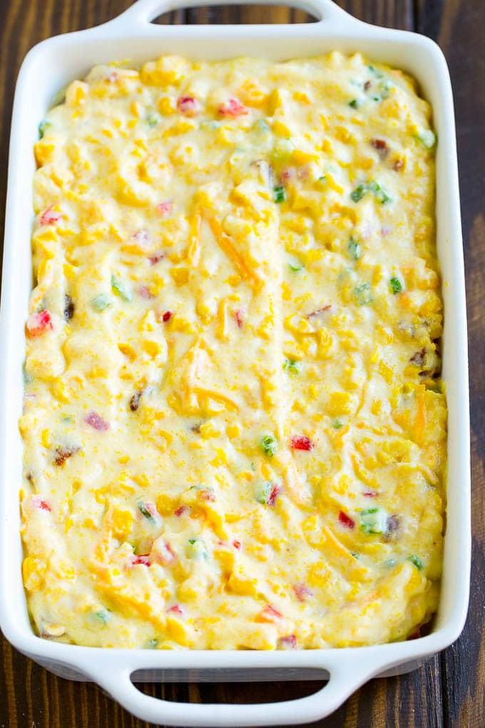 Gefüllter Maisauflauf Rezept | Einfacher Maisauflauf | Speck Maisauflauf | Maispudding #mais #auflauf #speck #käse #beilage #thanksgiving #abendessen #abendessenimzoo Ungebackener Teig in einer Backform.