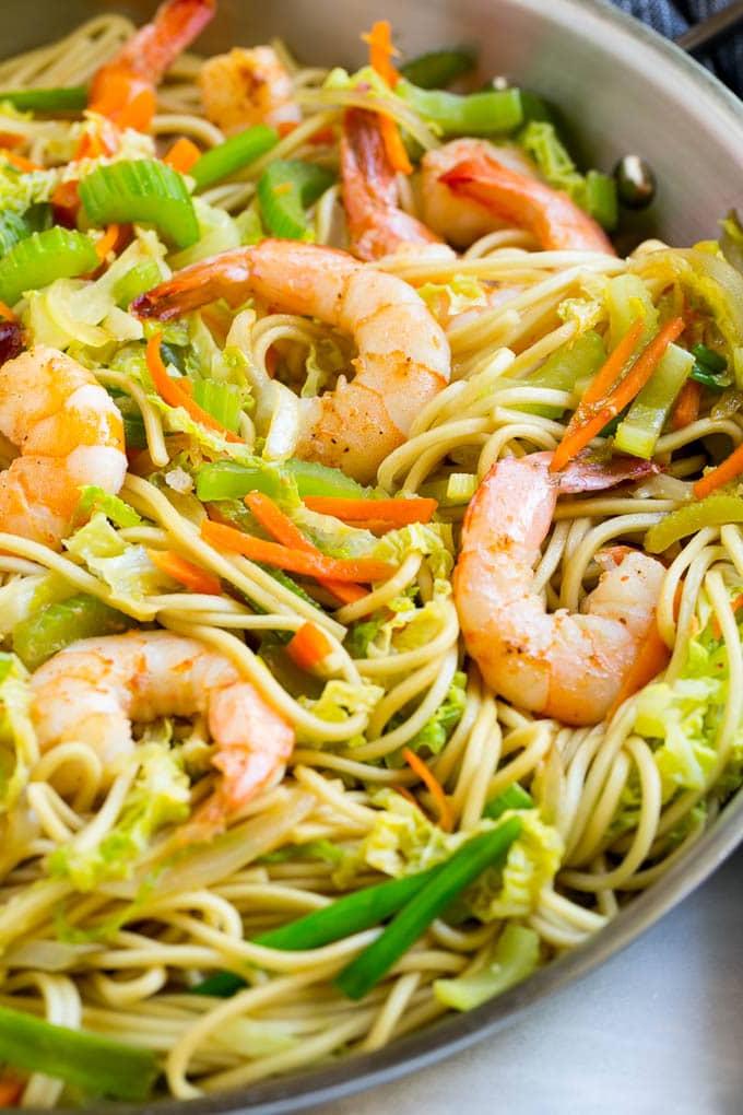 Garnelen Chow Mein Rezept | One-Pot Garnelen Chow Mein | Bestes Garnelen Chow Mein | Einfaches Garnelen Chow Mein | One-Pot Chow Mein #asiatisch #chowmein #garnelenchowmein #onepotmeal #asiatischenudeln #abendessen #abendessenzuHause Garnelen eingebettet in eine Pfanne mit Chow Mein Nudeln und farbenfrohem Gemüse.