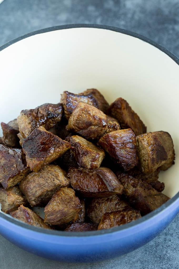 Angebratenes Rindfleisch in einem Suppentopf.