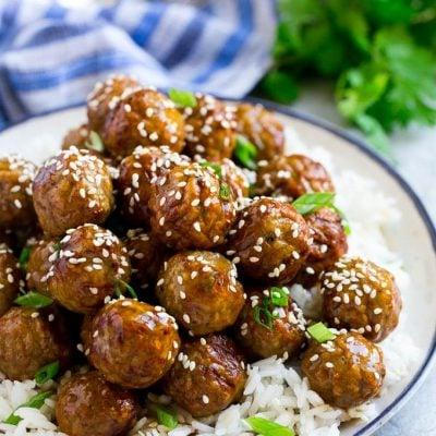 Teriyaki-Fleischbällchen 2 Diese einfachen Teriyaki-Hackbällchen sind mit einer süß-salzigen Soße überzogen, die immer ein Publikumsliebling ist. Dieses Rezept kann in weniger als 30 Minuten auf dem Abendbrottisch stehen, was es perfekt für geschäftige Abende macht!