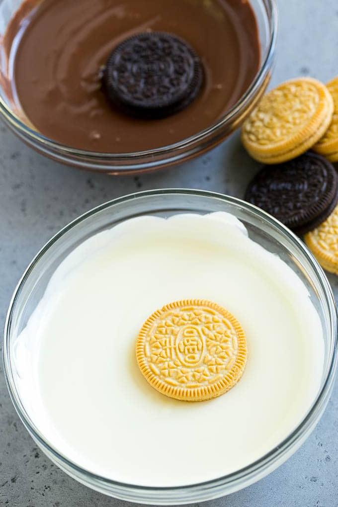 Schoko-Oreos Rezept | Oreo Kekse | Schokoladenüberzogene Oreos #oreo #kekse #schokolade #streusel #dessert #ahurt Kekse werden in dunkle und weiße Schokolade getaucht.