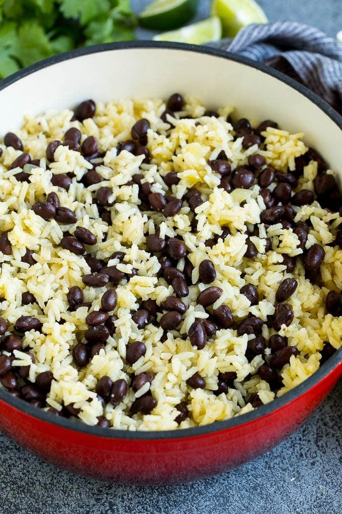Rezept für Schwarze Bohnen und Reis | Kubanische Schwarze Bohnen | Bohnen und Reis #Bohnen #Reis #SchwarzeBohnen #Beilage #glutenfrei #Abendessen #ahurt Reis und Bohnen in einem roten Topf vermischt.