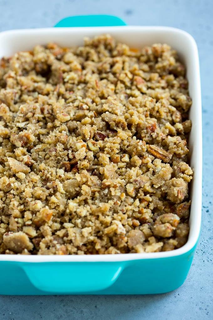 Ruth's Chris Süßkartoffelauflauf Rezept | Süßkartoffelauflauf | Pürierte Süßkartoffeln #süßkartoffeln #auflauf #thanksgiving #weihnachten #feiertage #abendessen #ahurt #beilage Pürierte Süßkartoffeln mit einem braunen Zucker-Pekannuss-Streusel belegt.