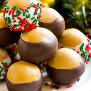Buckeye Balls auf einer Servierplatte mit Streuseln garniert.