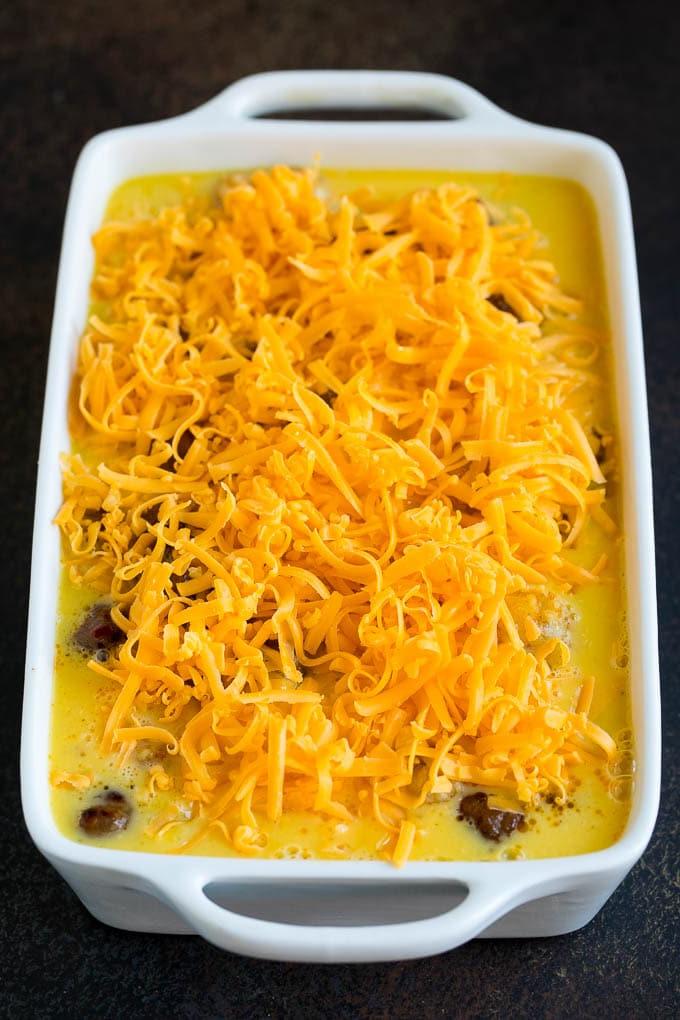 Wurst-Ei-Auflauf Rezept | Ei-Auflauf #Eier #Wurst #Kartoffel #Käse #Auflauf #Frühstück #Brunch #ahurt Ein ungebackener Ei-Auflauf, bereit für den Ofen.
