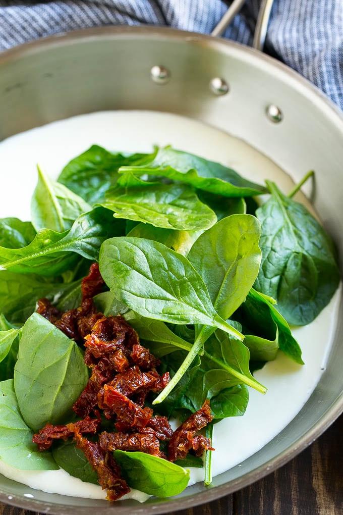 Eine cremige Sauce mit frischem Spinat und getrockneten Tomaten.