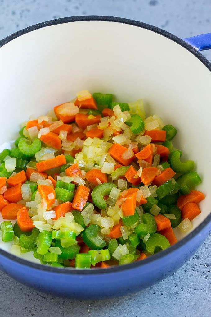 Italienische Frikadellensuppe Rezept | Fleischbällchensuppe | Rinderhackbällchen #fleischbällchen #rind #suppe #italienisch #abendessen #ahurt #wohlfühlessen Angebratene Karotten, Zwiebeln und Sellerie in einem Suppentopf.
