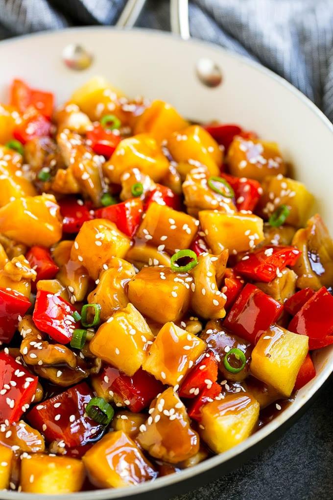 Ananas-Hähnchen | Hawaiianisches Hähnchen | Hähnchen Stir Fry #ananas #hähnchen #abendessen #stirfry #abendessenzuHause Eine Pfanne mit tropischem Hähnchen Stir Fry.