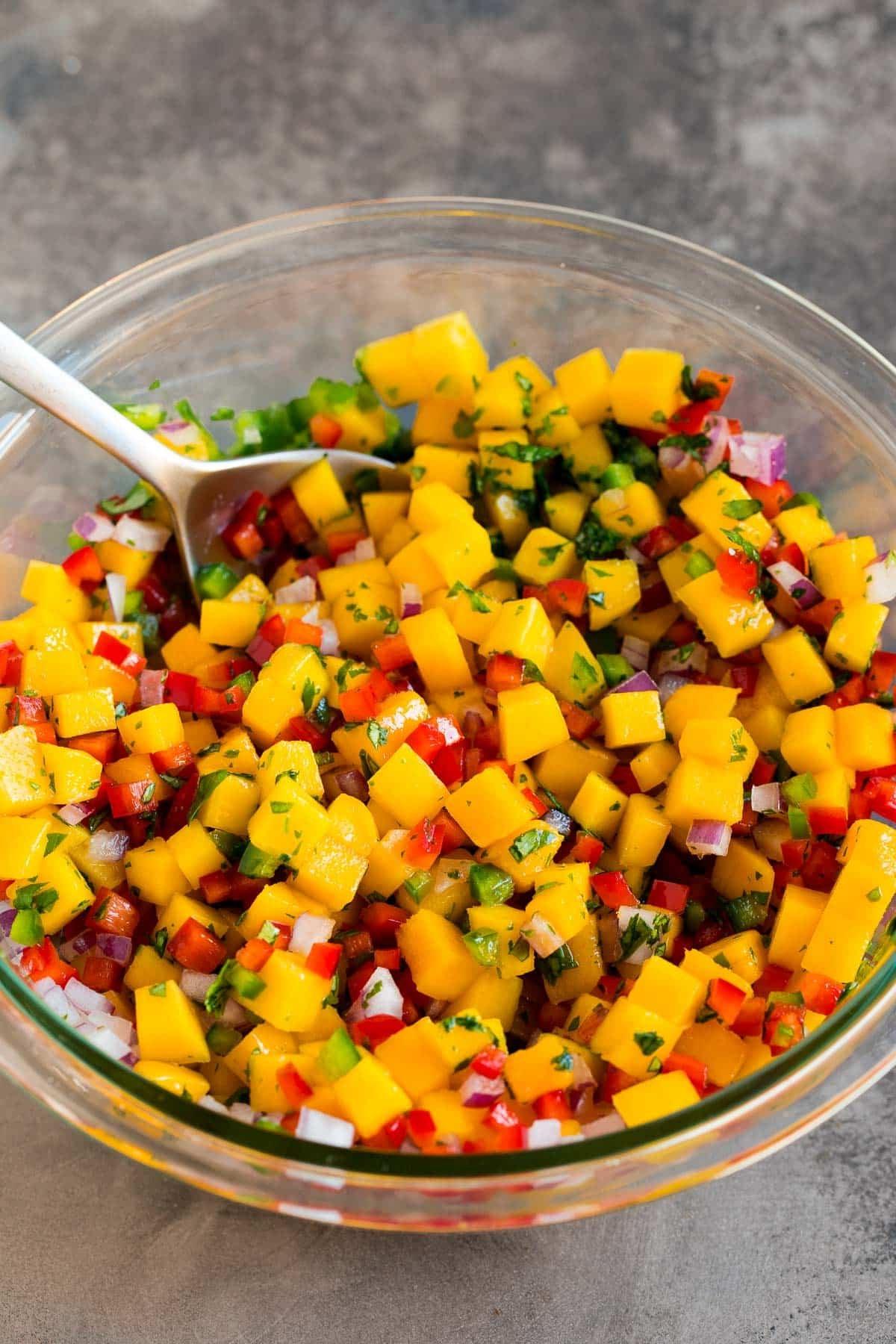 Mango Salsa Rezept 5 Eine Schale mit gewürfelten Mangos und Gemüse, bereit zum Mischen.