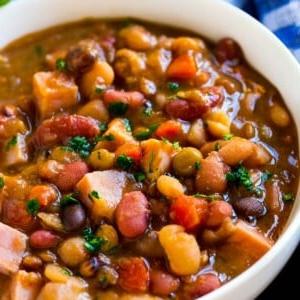 18 Schinkenreste-Rezepte 5 Diese Schinkenknochensuppe ist voller Bohnen und Gemüse und die perfekte Art, Schinkenreste zu verwerten!
