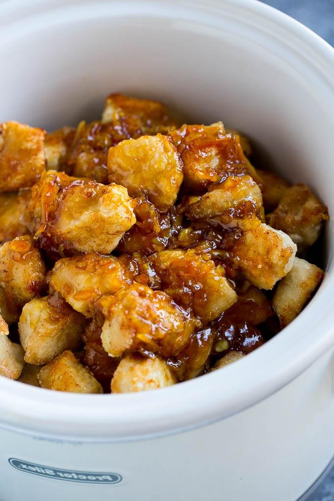 Paniertes Hähnchen im Slow Cooker, überzogen mit einer süß-salzigen Sauce.
