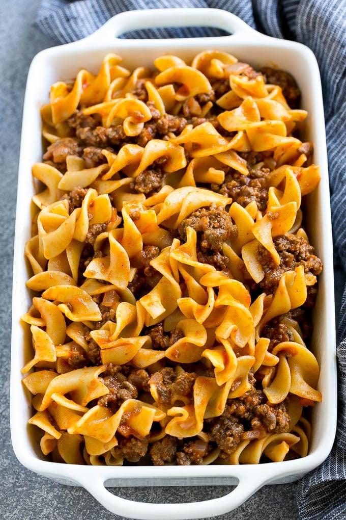 Hackfleisch und Eiernudeln in Tomatensoße vermischt, in einer Auflaufform.