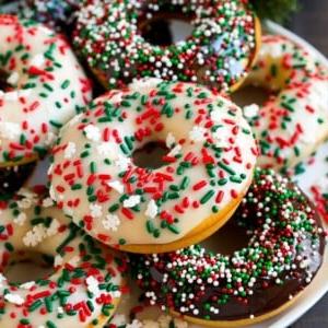 Eine Servierplatte mit gebackenen Donuts, glasiert mit dunkler und weißer Schokolade und mit Streuseln belegt.
