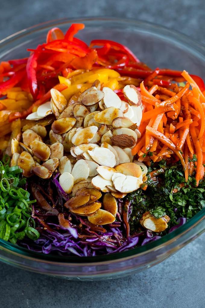 Asiatischer Krautsalat Rezept - Dressing hinzugeben Hausgemachtes Dressing über asiatischem Krautsalat gegossen.