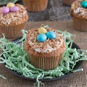 Ein Bild eines Vogelnest-Cupcakes auf einem kleinen Teller.
