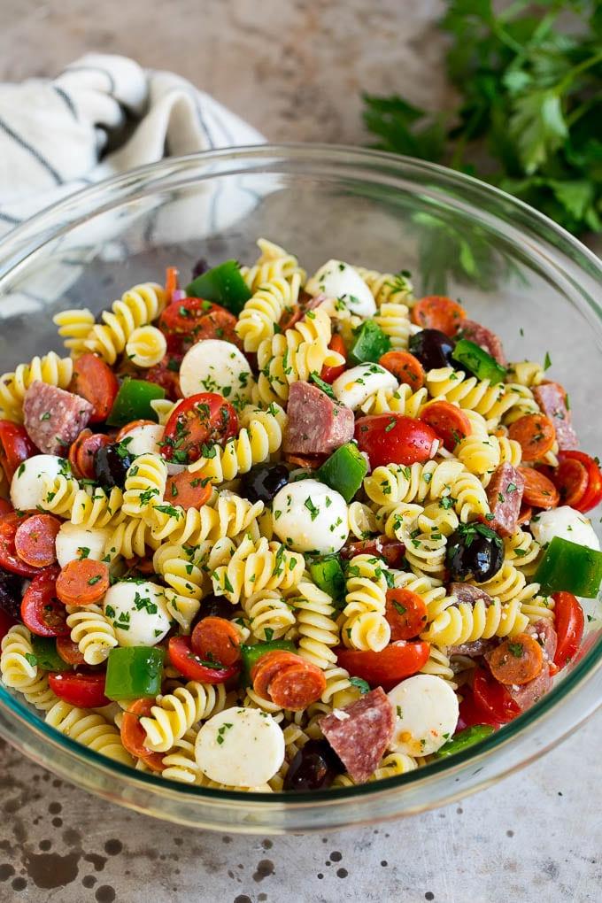 Italienischer Nudelsalat | Nudelsalat Rezept #Nudeln #Salat #Nudelsalat #Peperoni #Salami #Oliven #Käse #Beilage #Abendessen Eine Schüssel italienischer Nudelsalat gefüllt mit Fleisch, Käse und Gemüse.