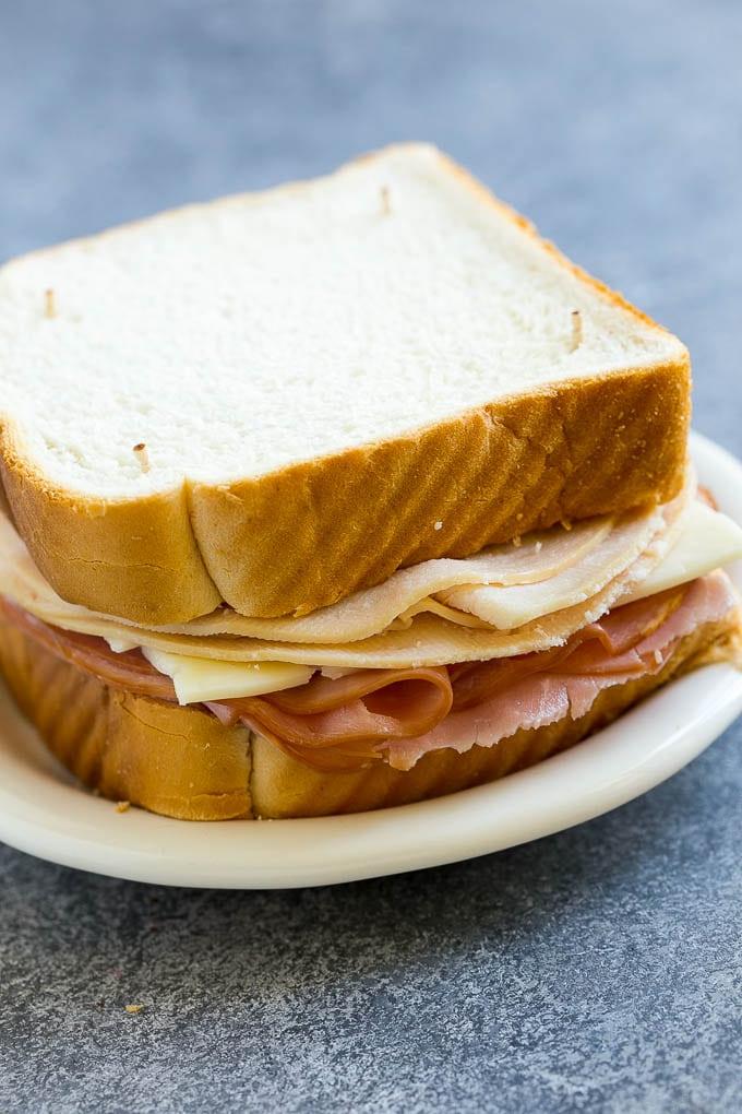 Ein ungekochtes Monte Cristo Sandwich mit Schichten aus Brot, Schinken, Truthahn und Käse, bereit zum Frittieren.