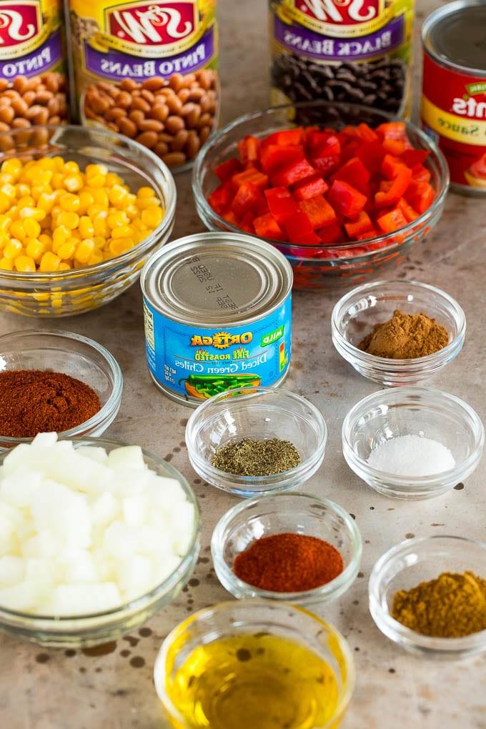 Alle Zutaten für das Chili, einschließlich Gewürze und frisches Gemüse, bereit zur Zubereitung.