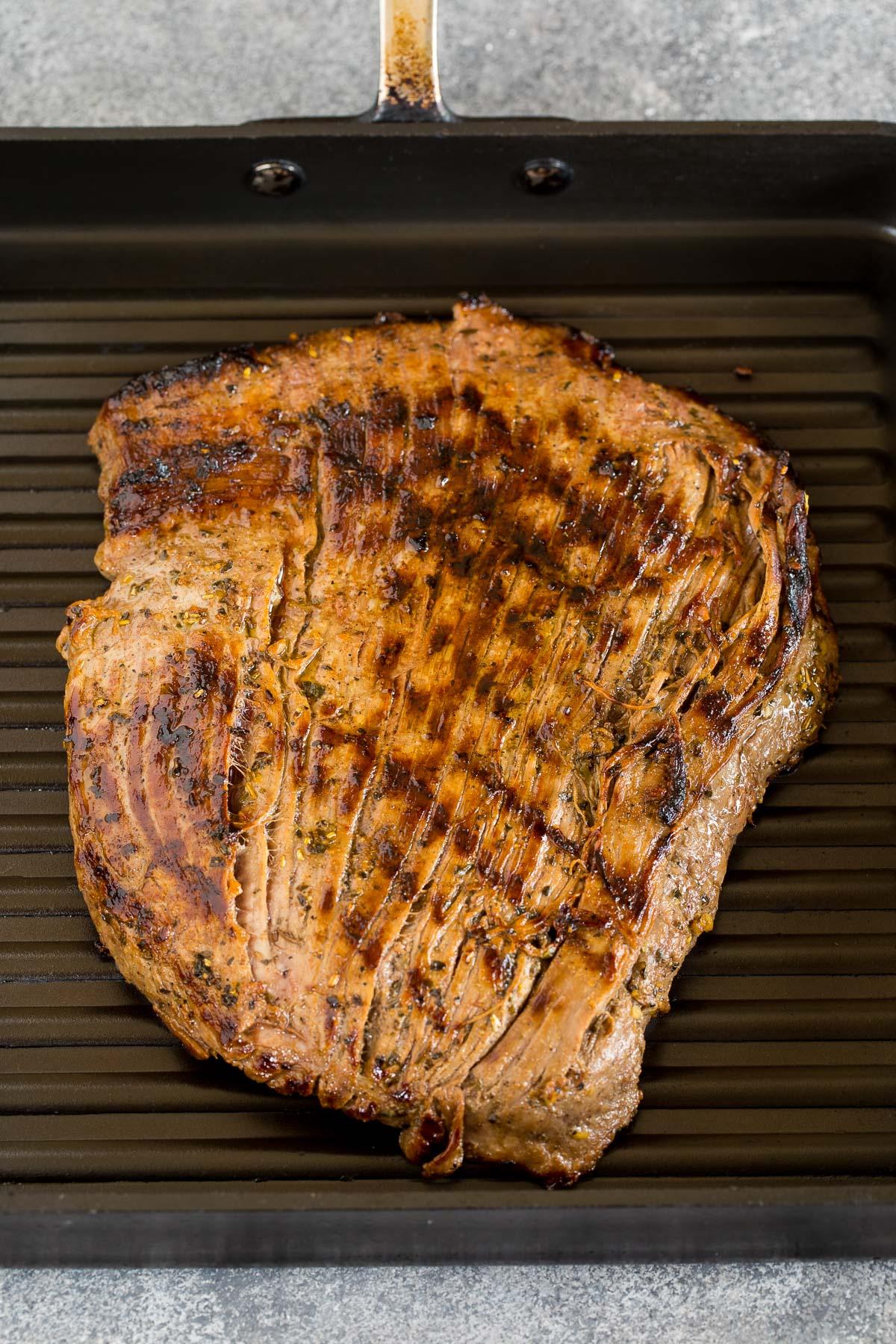 Gegrilltes Flanksteak 5 Flanksteak in einer Grillpfanne zubereitet.