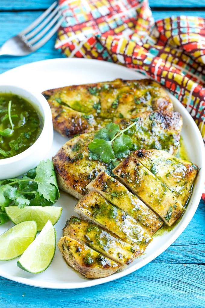 Koriander-Limetten-Hähnchen | Gegrilltes Hähnchen #hähnchen #grillen #koriander #limette #abendessen #ahurt In Scheiben geschnittenes Koriander-Limetten-Hähnchen auf einer Servierplatte.
