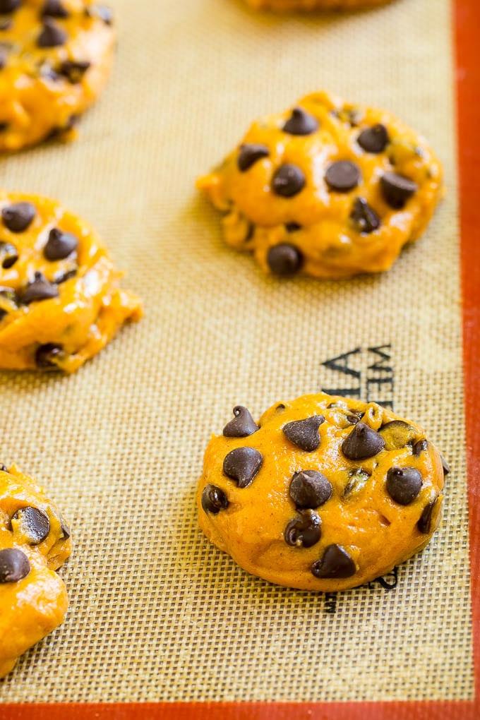 Kürbis-Schoko-Cookies Rezept | Kürbiskekse | Kürbis-Schokoladenkekse #kürbis #kekse #schokolade #backen #herbst #ahurt #dessert Teigportionen auf einem Backblech.