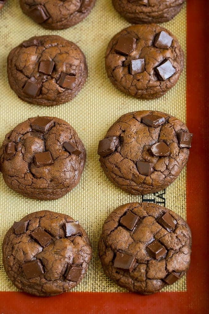 Brownie Cookies Rezept | Schokoladenkekse #kekse #brownies #schokolade #dessert #backen #abendessenimzoo Gebackene Schokoladenkekse auf einem Backblech, bereit zum Servieren.