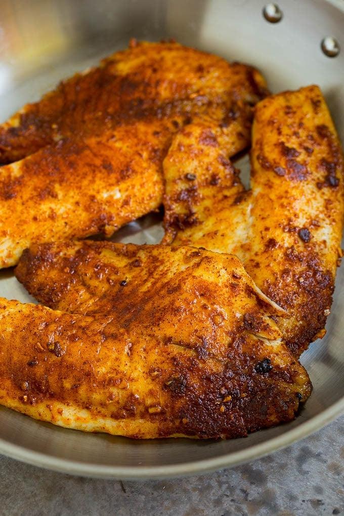 Mit Taco-Gewürz überzogene und in einer Pfanne gekochte Tilapia-Filets.