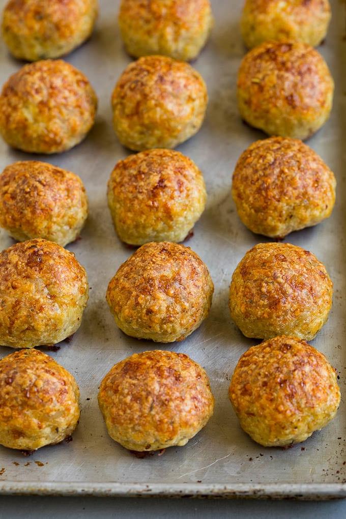 Rezept für Hähnchenfrikadellen | Gebackene Fleischbällchen #hähnchen #fleischbällchen #abendessen #abendessenimzoo #wohlfühlessen Gebackene Fleischbällchen auf einem Backblech.